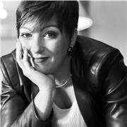 Professeur de chant - Coach prise de parole en entreprise - Chanteuse pro - Autrice de la Méthode V.I.V.E